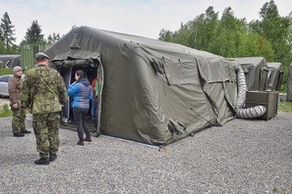 Zástupci krajů navštívili vojenskou základnu na Vysočině